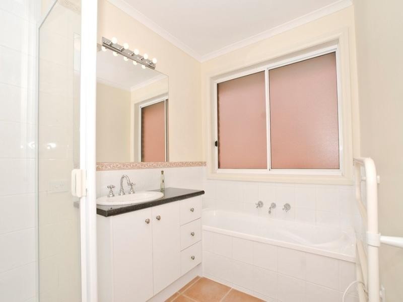 18 GOLDEN RIDGE Drive, Croydon Hills VIC 3136