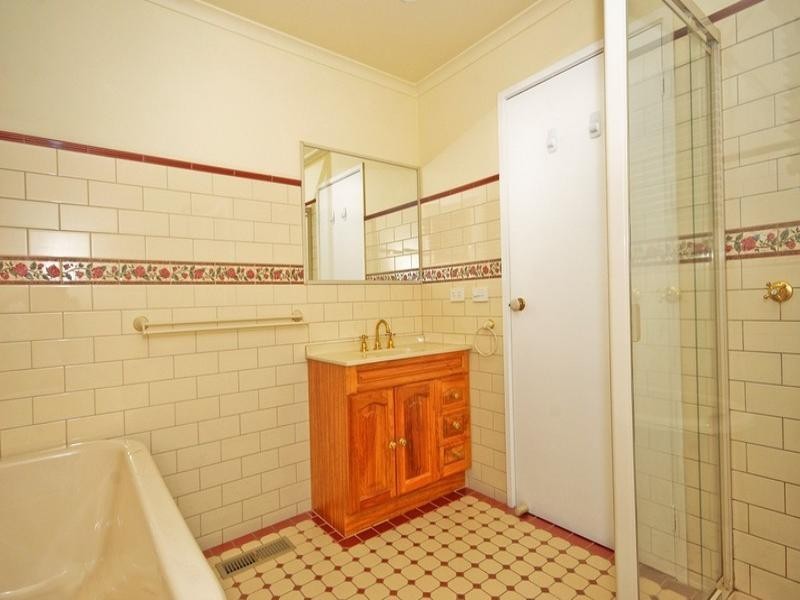 60 LANGDALE Drive, Croydon Hills VIC 3136