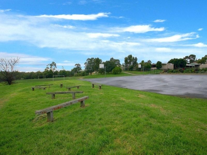 43 SETTLERS HILL Crescent, Croydon Hills VIC 3136