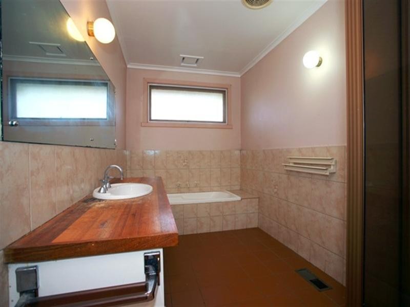 1 KENWOOD Crescent, Ringwood VIC 3134