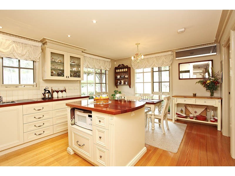 13 DORCHESTER Avenue, Montrose VIC 3765