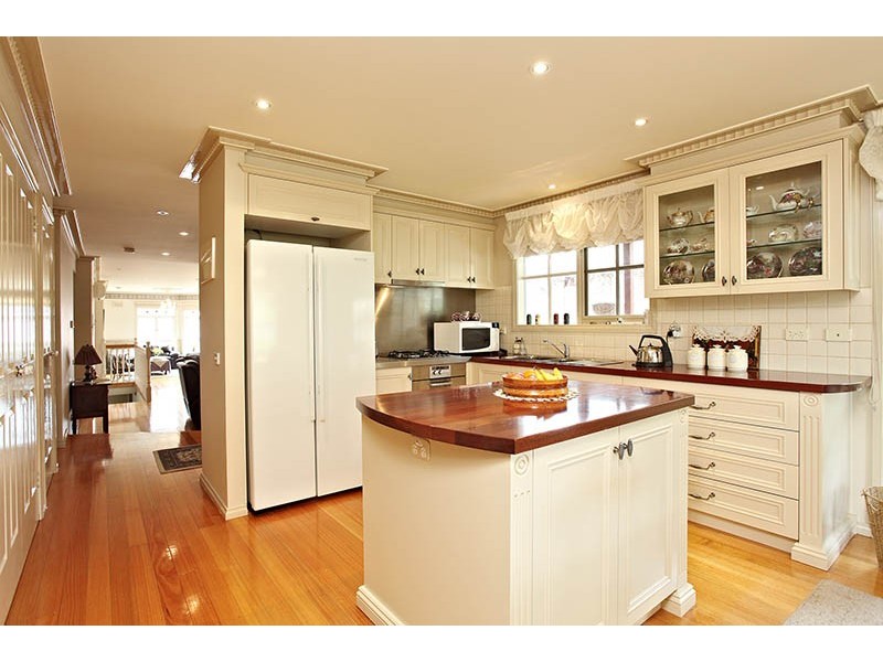 13 DORCHESTER Avenue, Montrose VIC 3765