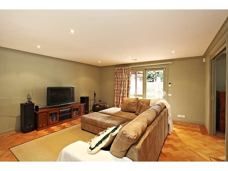 13 DORCHESTER Avenue, Montrose VIC 3765