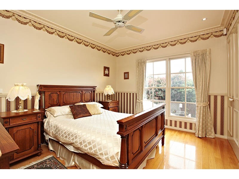 13 DORCHESTER Avenue, Montrose VIC 3765