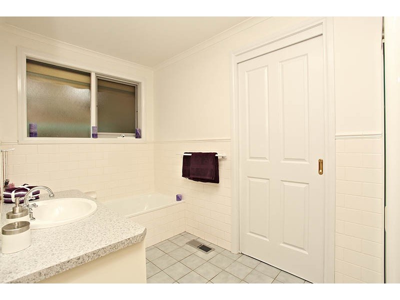 13 DORCHESTER Avenue, Montrose VIC 3765