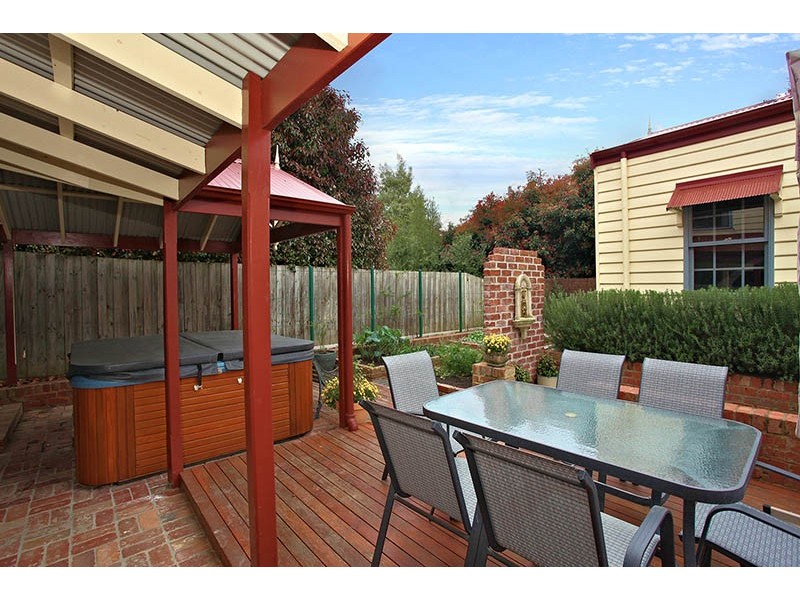 13 DORCHESTER Avenue, Montrose VIC 3765