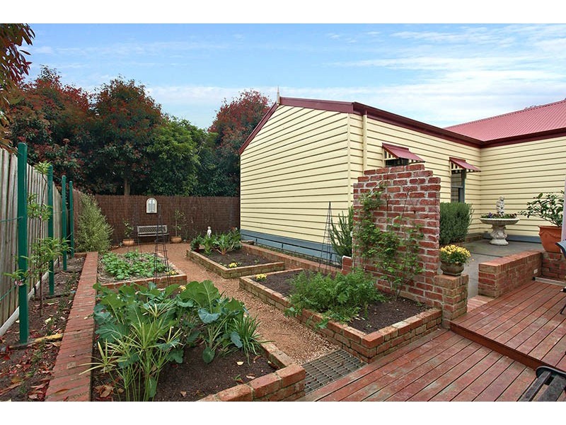 13 DORCHESTER Avenue, Montrose VIC 3765