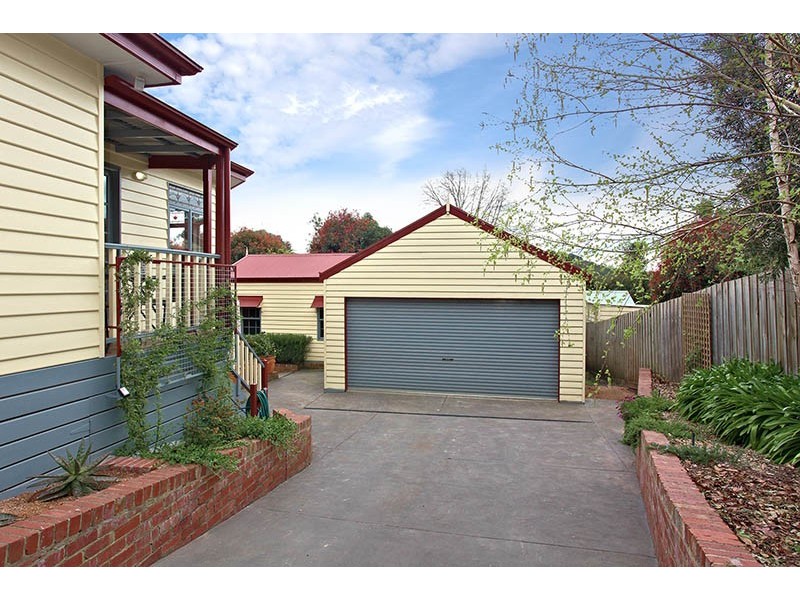 13 DORCHESTER Avenue, Montrose VIC 3765