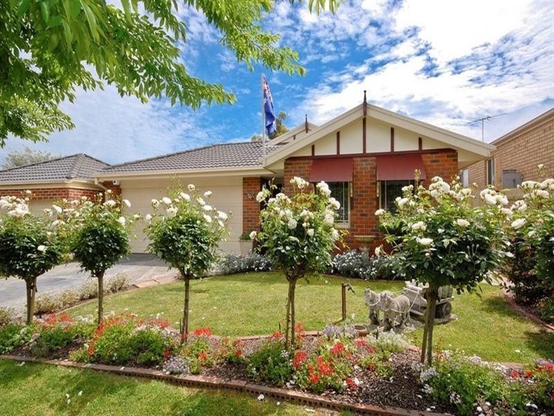 6 CHATSWOOD Grove, Chirnside Park VIC 3116