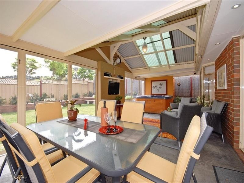 6 CHATSWOOD Grove, Chirnside Park VIC 3116