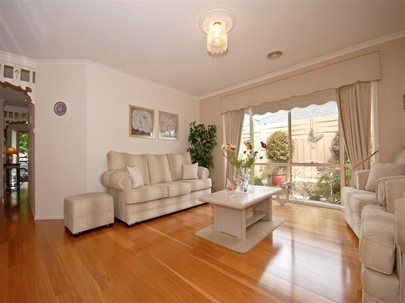 6 CHATSWOOD Grove, Chirnside Park VIC 3116