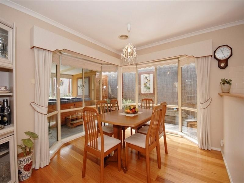 6 CHATSWOOD Grove, Chirnside Park VIC 3116