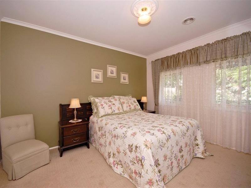 6 CHATSWOOD Grove, Chirnside Park VIC 3116