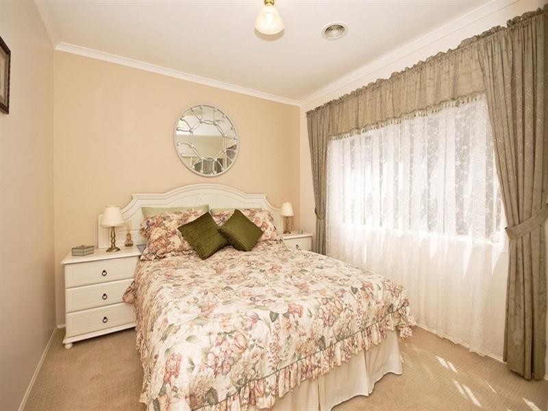 6 CHATSWOOD Grove, Chirnside Park VIC 3116