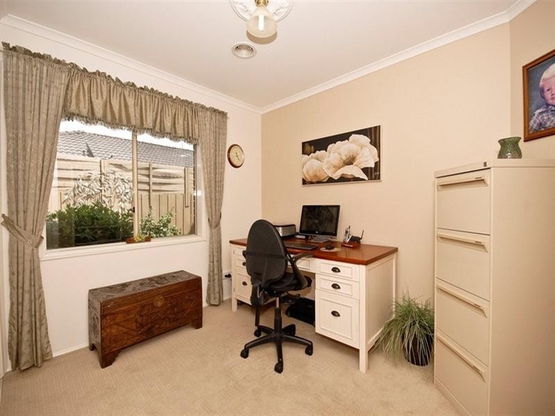 6 CHATSWOOD Grove, Chirnside Park VIC 3116