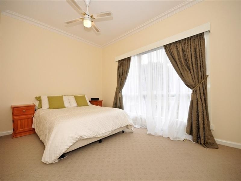 16 Taylors Road, Croydon VIC 3136