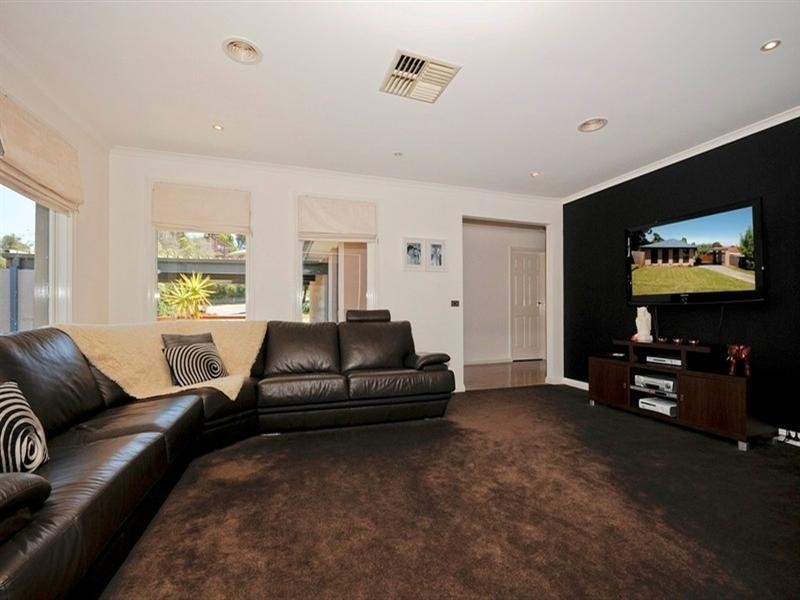 24 AUTUMN Grove, Mooroolbark VIC 3138