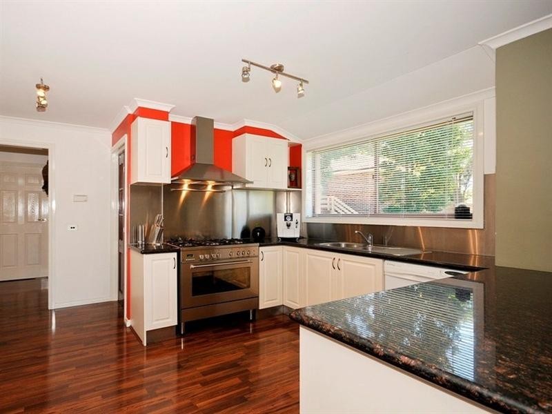 24 AUTUMN Grove, Mooroolbark VIC 3138