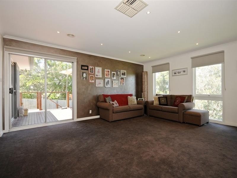 24 AUTUMN Grove, Mooroolbark VIC 3138