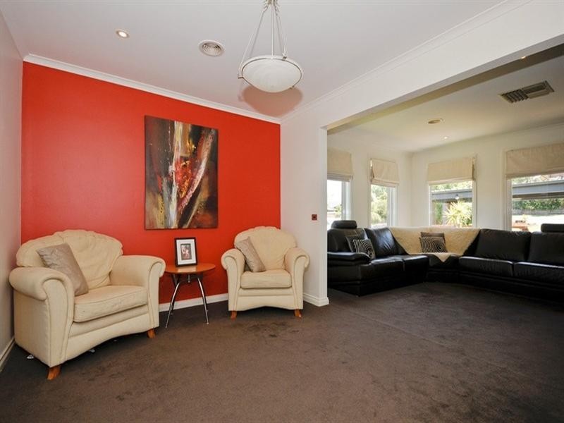 24 AUTUMN Grove, Mooroolbark VIC 3138