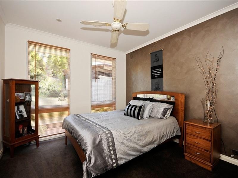 24 AUTUMN Grove, Mooroolbark VIC 3138