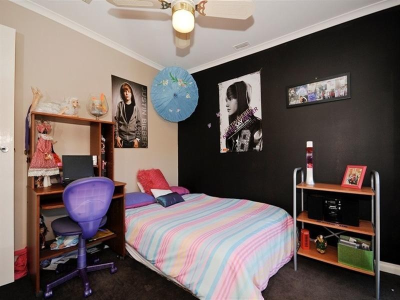 24 AUTUMN Grove, Mooroolbark VIC 3138