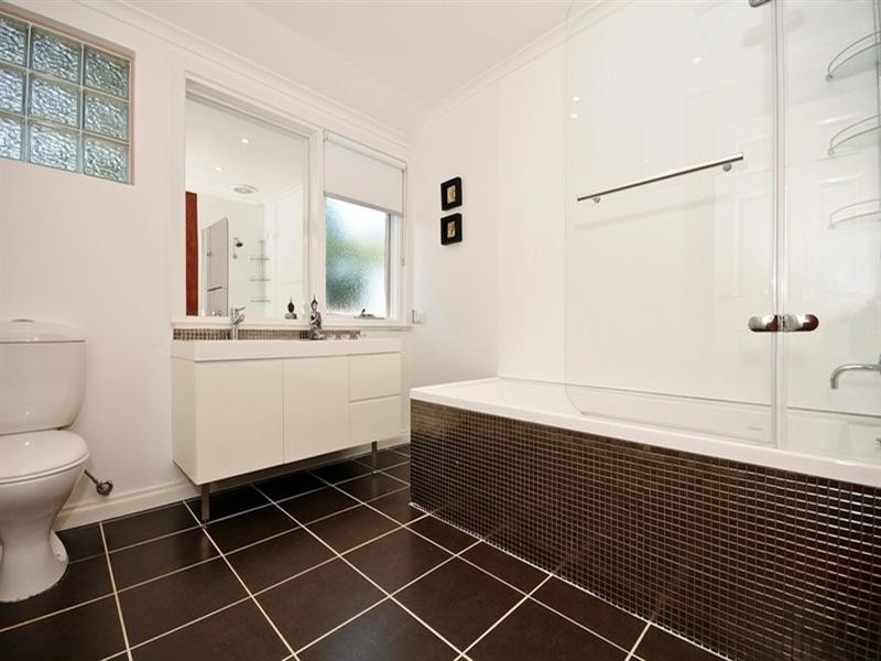 24 AUTUMN Grove, Mooroolbark VIC 3138