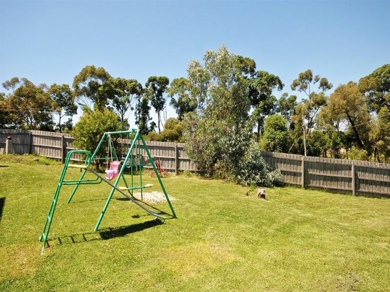 24 AUTUMN Grove, Mooroolbark VIC 3138