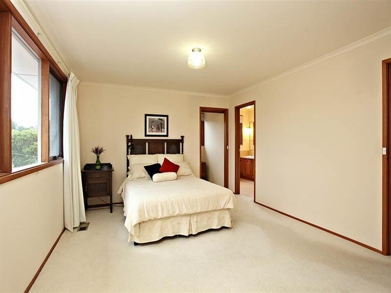 174 NANGATHAN Way, Croydon North VIC 3136