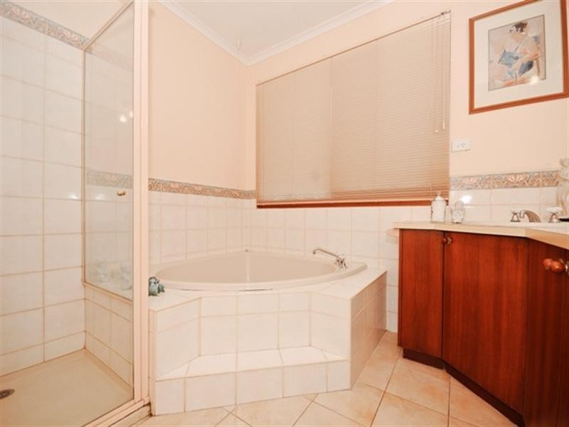 77 MEADOWGATE Drive, Chirnside Park VIC 3116