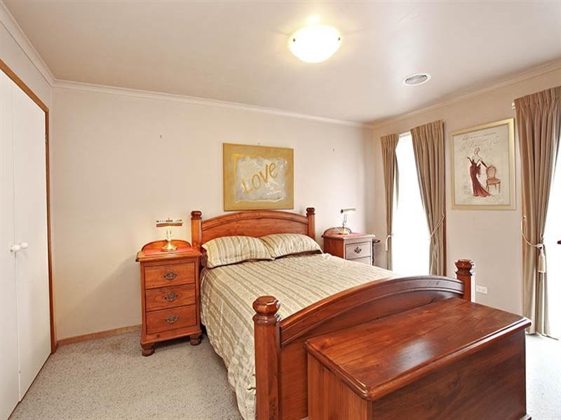 74 LAURISTON Drive, Coldstream VIC 3770