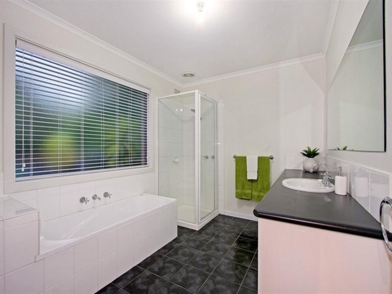 61 BONNIE VIEW Road, Croydon North VIC 3136