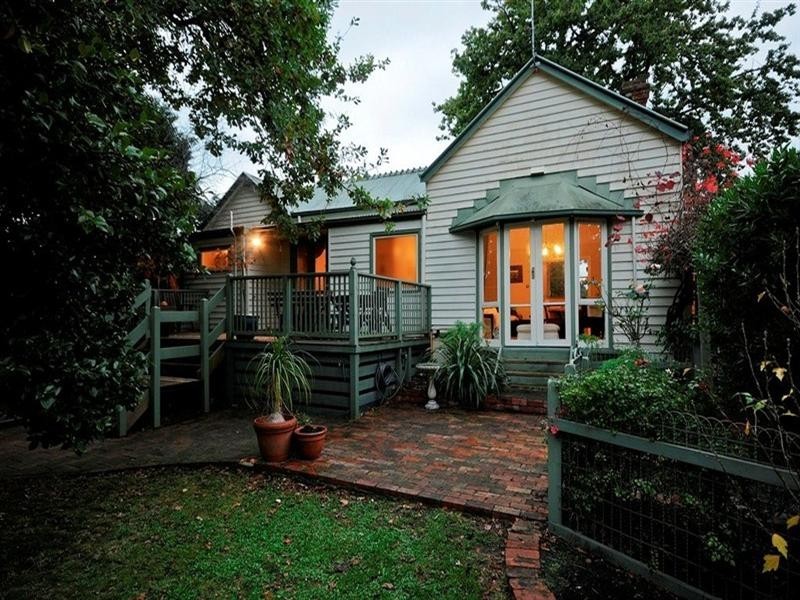 8 TRAWALLA Road, Croydon VIC 3136