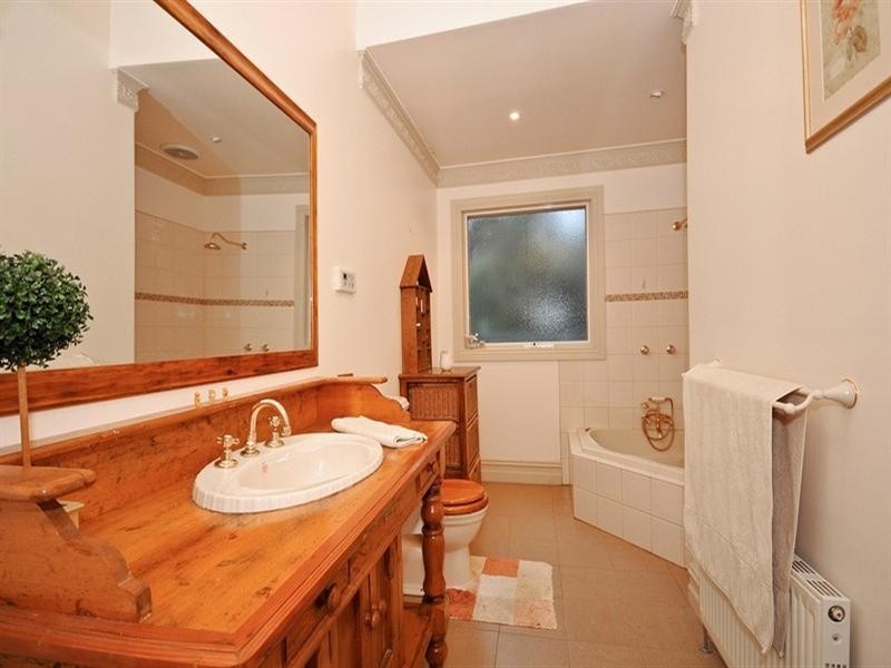 8 TRAWALLA Road, Croydon VIC 3136