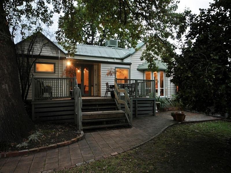 8 TRAWALLA Road, Croydon VIC 3136