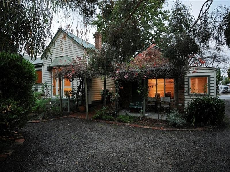 8 TRAWALLA Road, Croydon VIC 3136