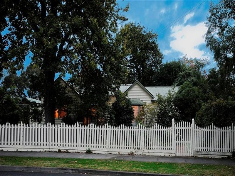 8 TRAWALLA Road, Croydon VIC 3136