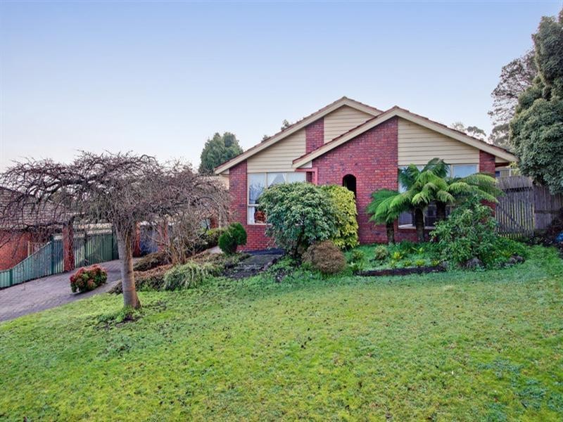 11 SAVANNA Drive, Mooroolbark VIC 3138