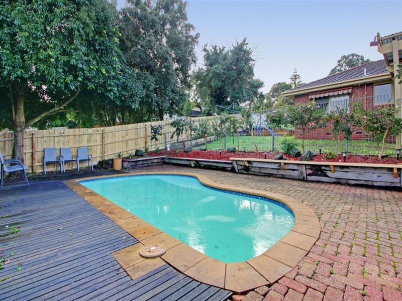 11 SAVANNA Drive, Mooroolbark VIC 3138