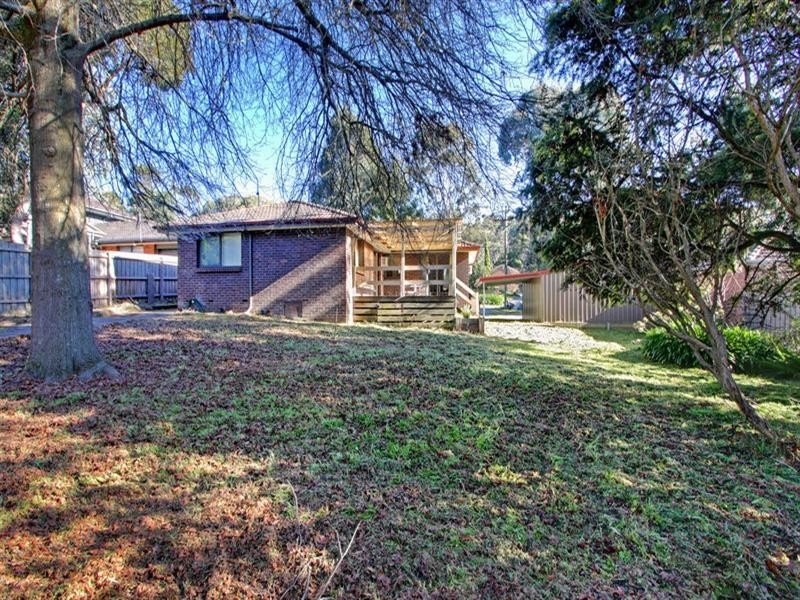 8 OAKTREE Road, Croydon North VIC 3136