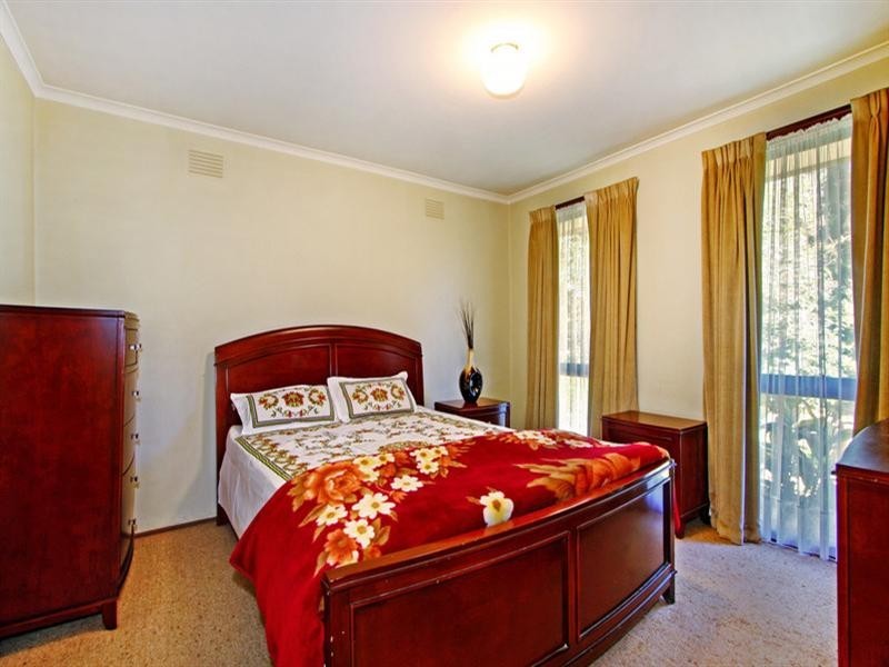 8 OAKTREE Road, Croydon North VIC 3136