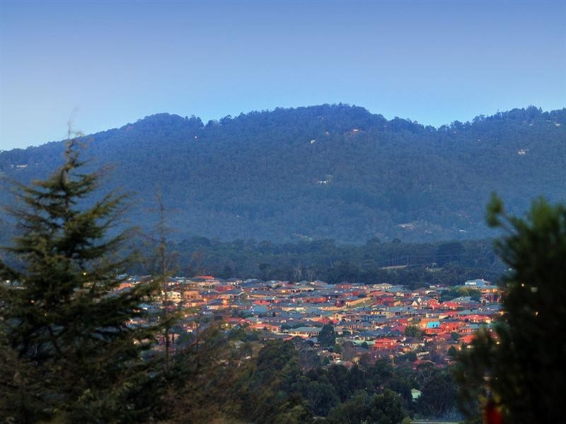 18 ASHBROOK Place, Mooroolbark VIC 3138