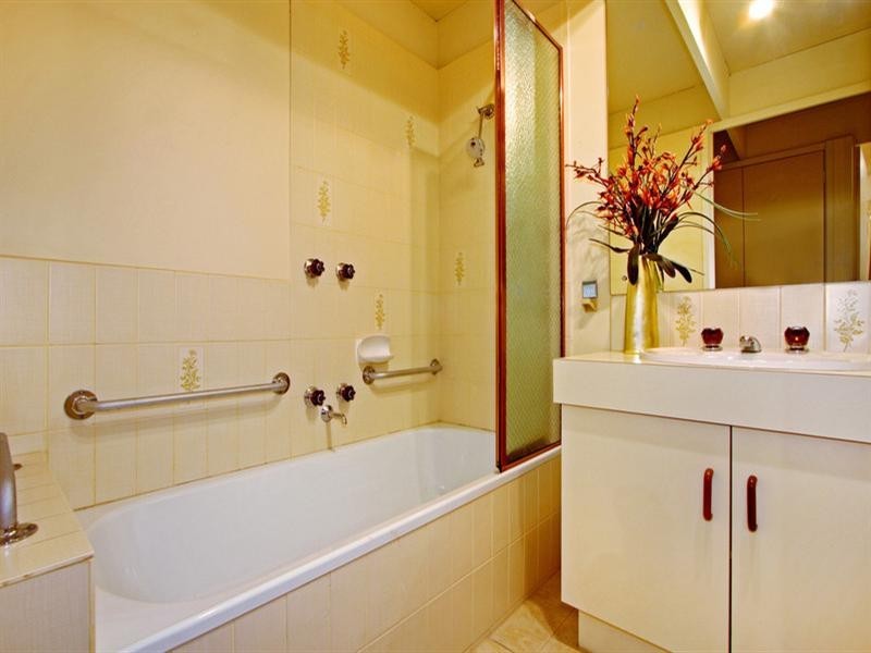 2/12 Tintern Avenue, Bayswater North VIC 3153