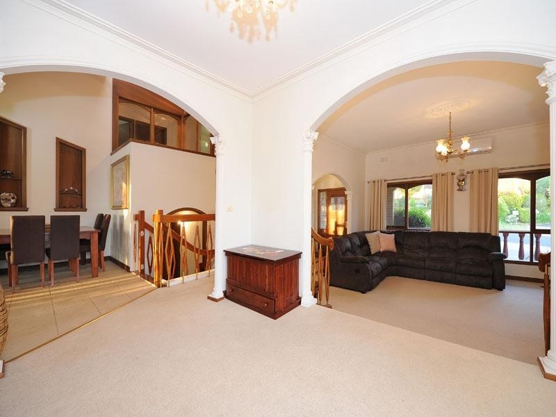 11 BLUEBERRY Road, Mooroolbark VIC 3138