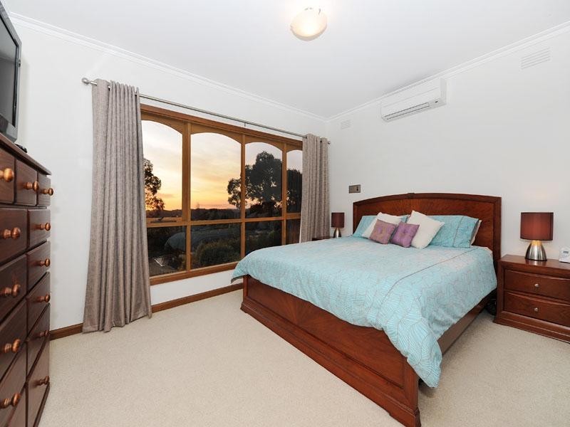 11 BLUEBERRY Road, Mooroolbark VIC 3138