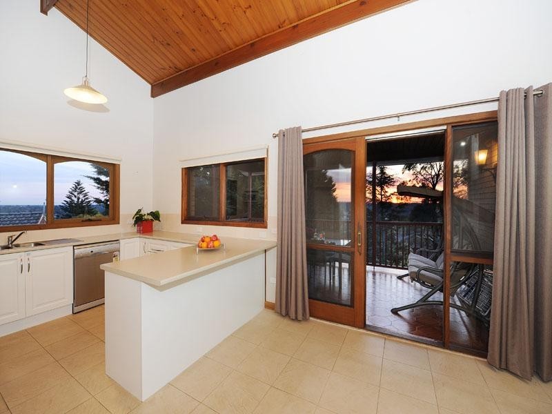 11 BLUEBERRY Road, Mooroolbark VIC 3138