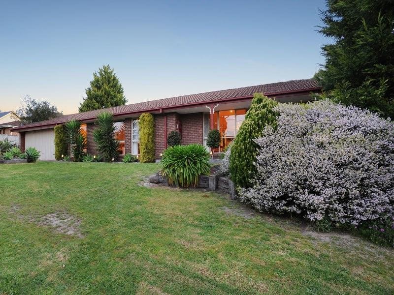 16 LEMONGROVE Crescent, Croydon Hills VIC 3136