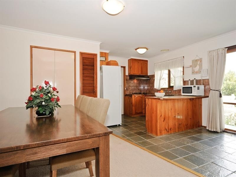 64 ZINA Grove, Mooroolbark VIC 3138