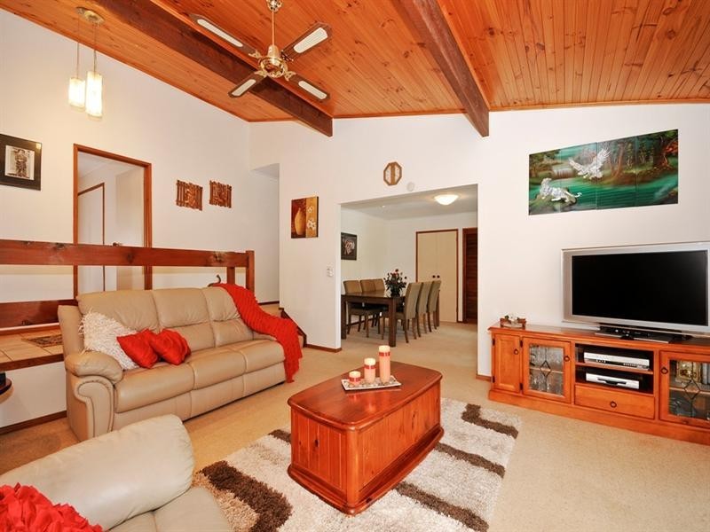 64 ZINA Grove, Mooroolbark VIC 3138