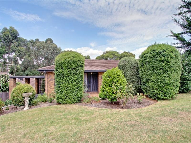 6 PATTERDALE Court, Croydon Hills VIC 3136